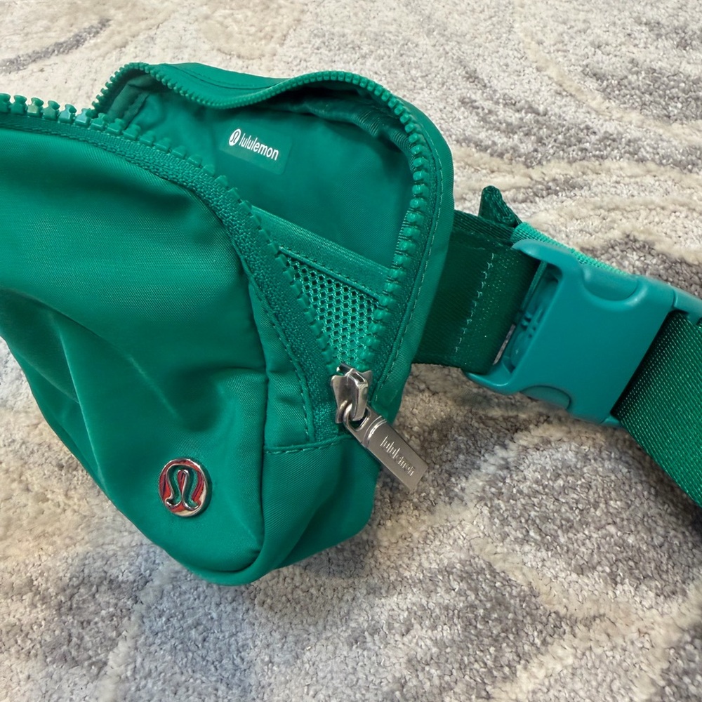 Lululemon stunning color Vibrant Green Belt Bag, 💚💚